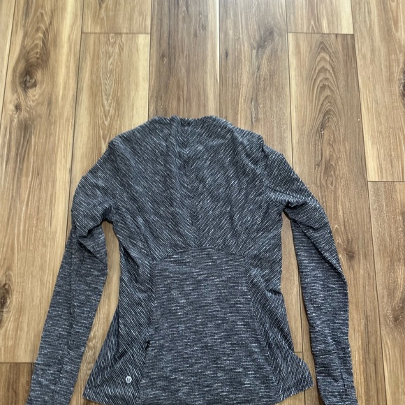 Lululemon Women's Gray Long Sleeve Top size 10 - Picture 5 of 5